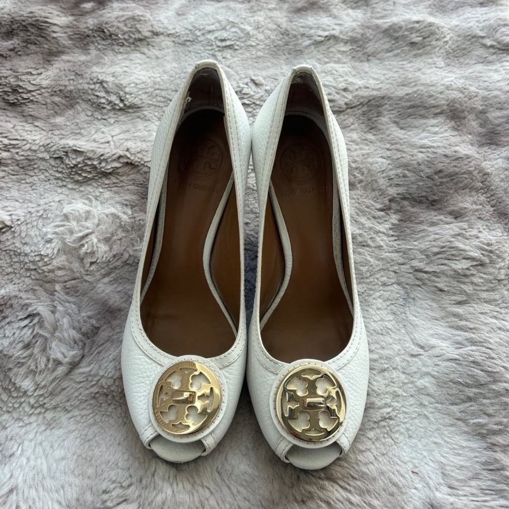 Tory Burch White Leather Peep-Toe Heels with Gold Logo